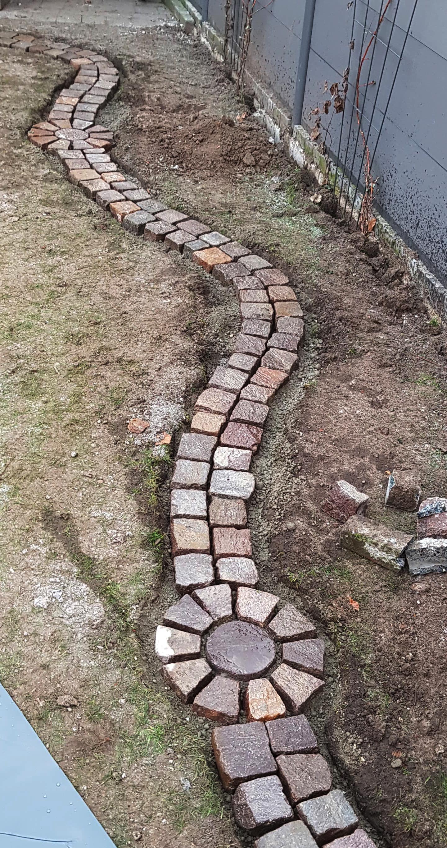 Mähkante aus Naturstein Florians Gartenwelt Gartenwelt