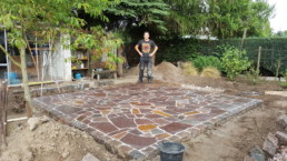 Frisch verfugte Polygonalplatten-Terrasse